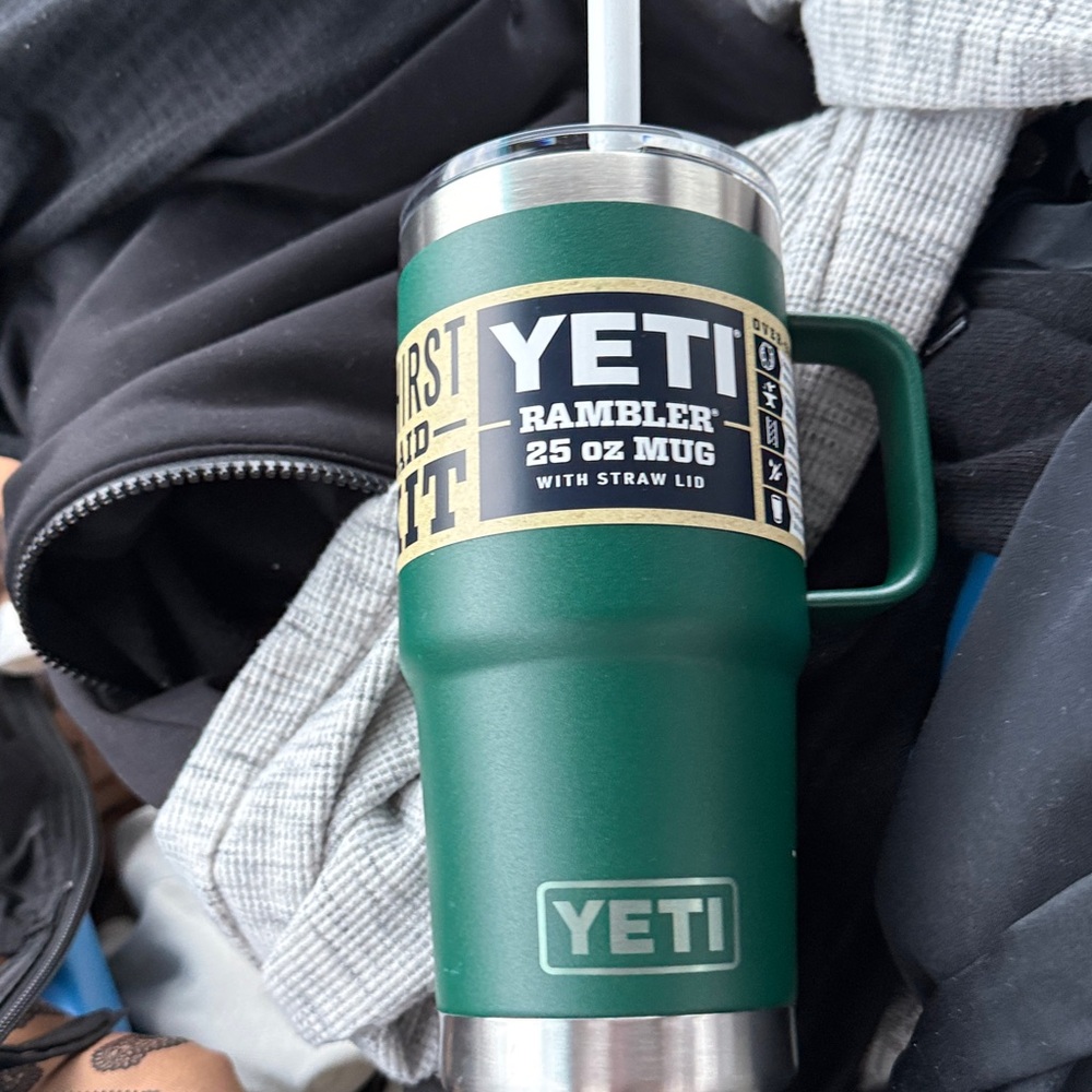 Dark green color 25oz yeti rambler mug with straw lid